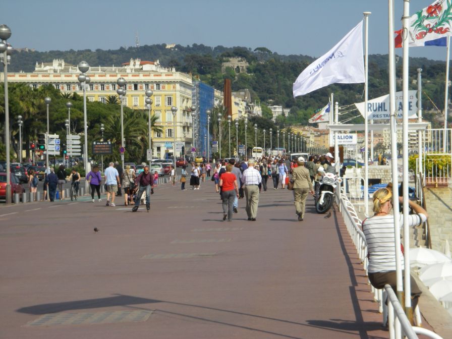 2011-04-20-003-Busy-Sea-Front-in-Nice