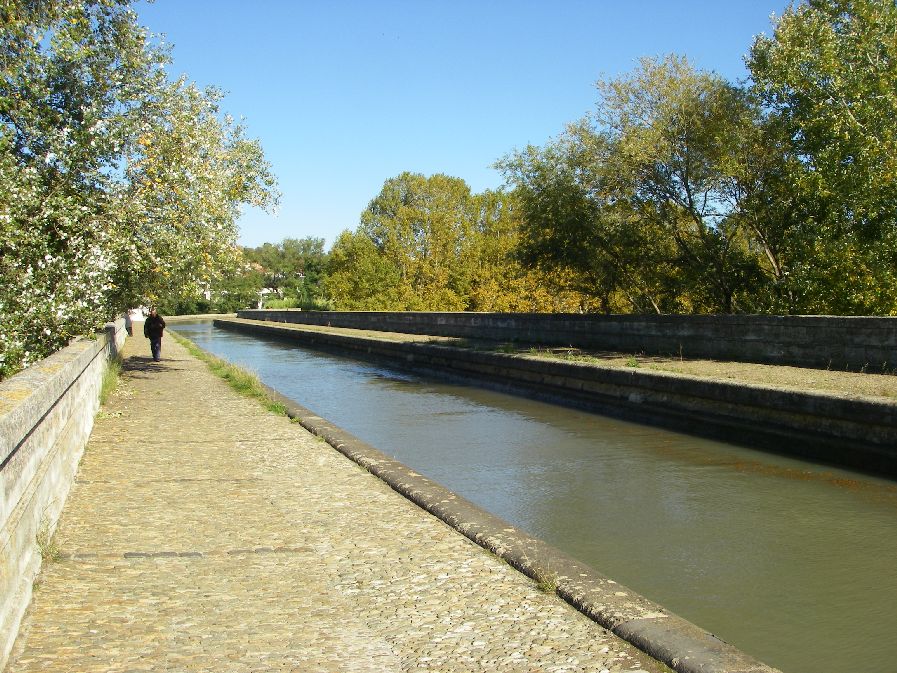 2010-10-26-035-Canal-Du-Midi-Aquaduct