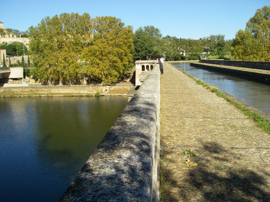 2010-10-26-036-Canal-Du-Midi-Aquaduct
