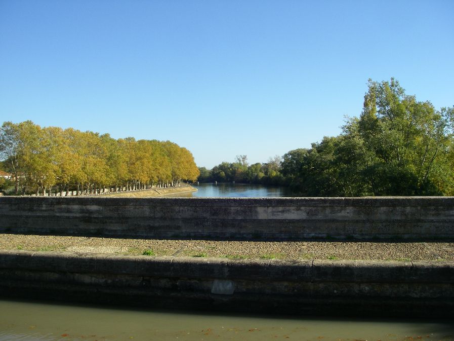 2010-10-26-037-Canal-Du-Midi-Aquaduct